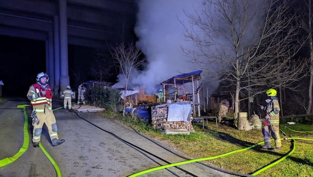 Unterhalb der Autobahnbrücke brannte eine Hütte.