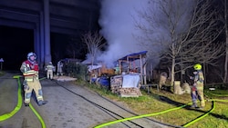 Unterhalb der Autobahnbrücke brannte eine Hütte.