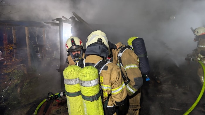 Der Schuppen brannte komplett nieder.