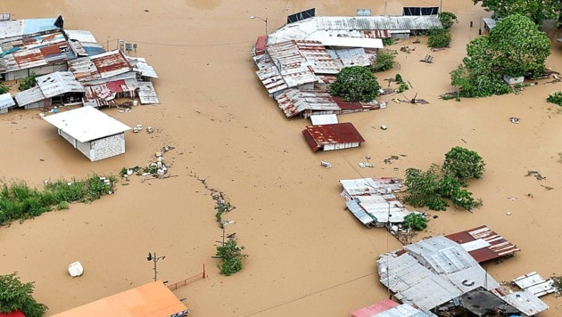 Tropische Wirbelstürme entstehen über warmem Ozeanwasser. Die zunehmende Erderwärmung erhöht ...