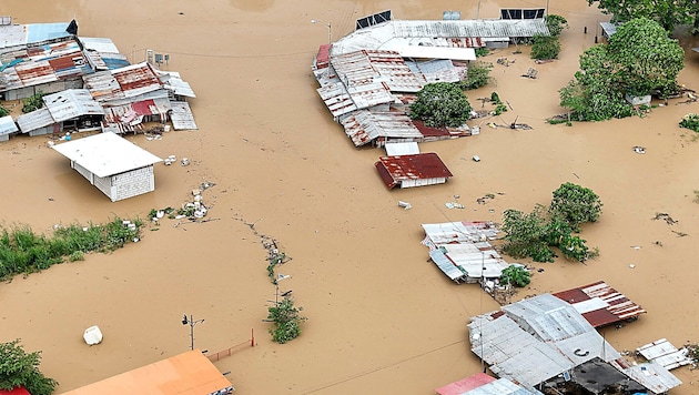 Tropische Wirbelstürme entstehen über warmem Ozeanwasser. Die zunehmende Erderwärmung erhöht ...