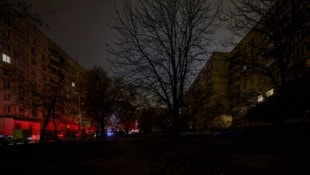 Dunkle Straßenzüge in Charkiw nach massiven Angriffen auf die Stromversorger des Landes.