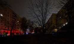 Dunkle Straßenzüge in Charkiw nach massiven Angriffen auf die Stromversorger des Landes.