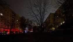 Dunkle Straßenzüge in Charkiw nach massiven Angriffen auf die Stromversorger des Landes.