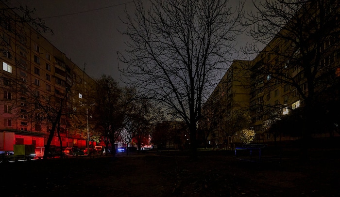Dunkle Straßenzüge in Charkiw nach massiven Angriffen auf die Stromversorger des Landes.