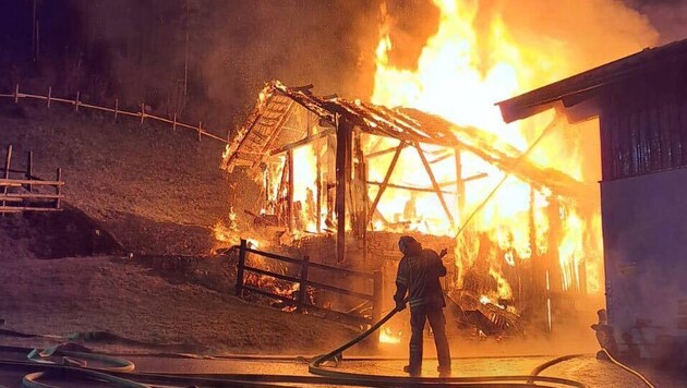 Da war nichts mehr zu retten: Ein Stallgebäude brannte in Bramberg nieder.