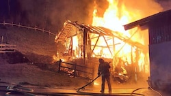 Da war nichts mehr zu retten: Ein Stallgebäude brannte in Bramberg nieder.