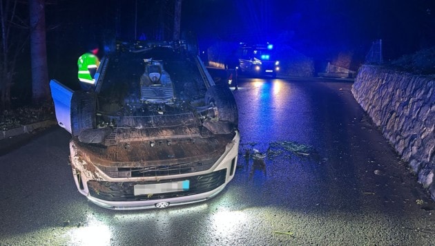 Mitten auf der Fahrbahn kam das Auto am Dach liegend zum Stillstand.