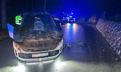 Mitten auf der Fahrbahn kam das Auto am Dach liegend zum Stillstand.