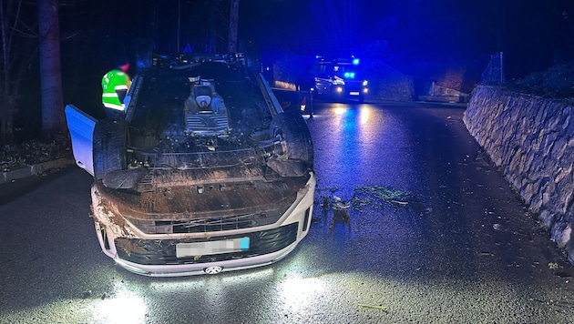 Mitten auf der Fahrbahn kam das Auto am Dach liegend zum Stillstand.