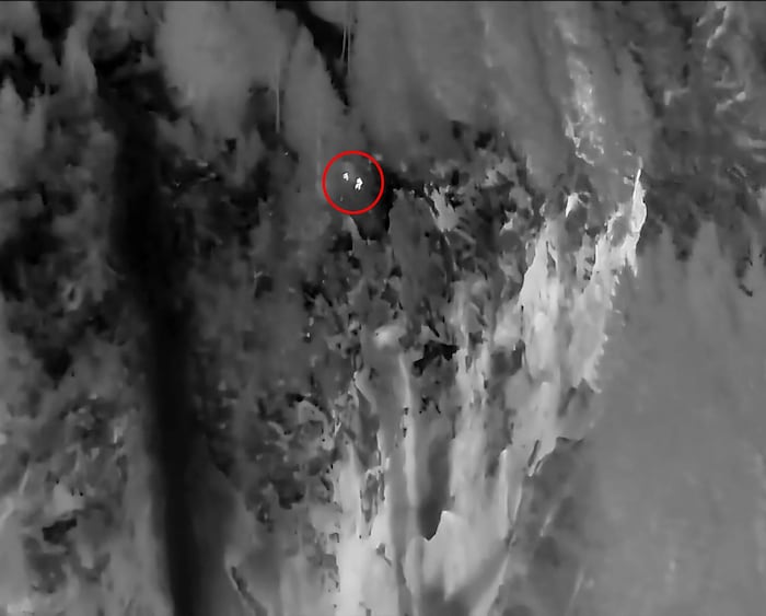 Im roten Kreis sind die Jäger zu erkennen.