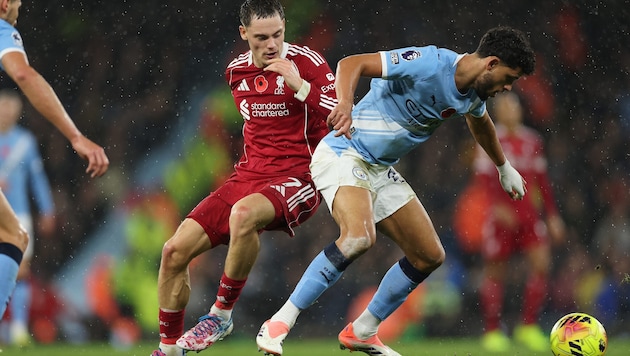 Liverpool-Star Florian Wirtz (li.) stand gegen Manchester City auf verlorenem Posten.