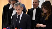 Der frühere französische Präsident Nicolas Sarkozy mit seinen Anwälten und seiner Ehefrau Carla ...