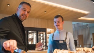 Jean Pierre Lesueur (re.) gemeinsam mit dem F&amp;B Manager Volkan Isbilen bei seiner Ausbildung ...