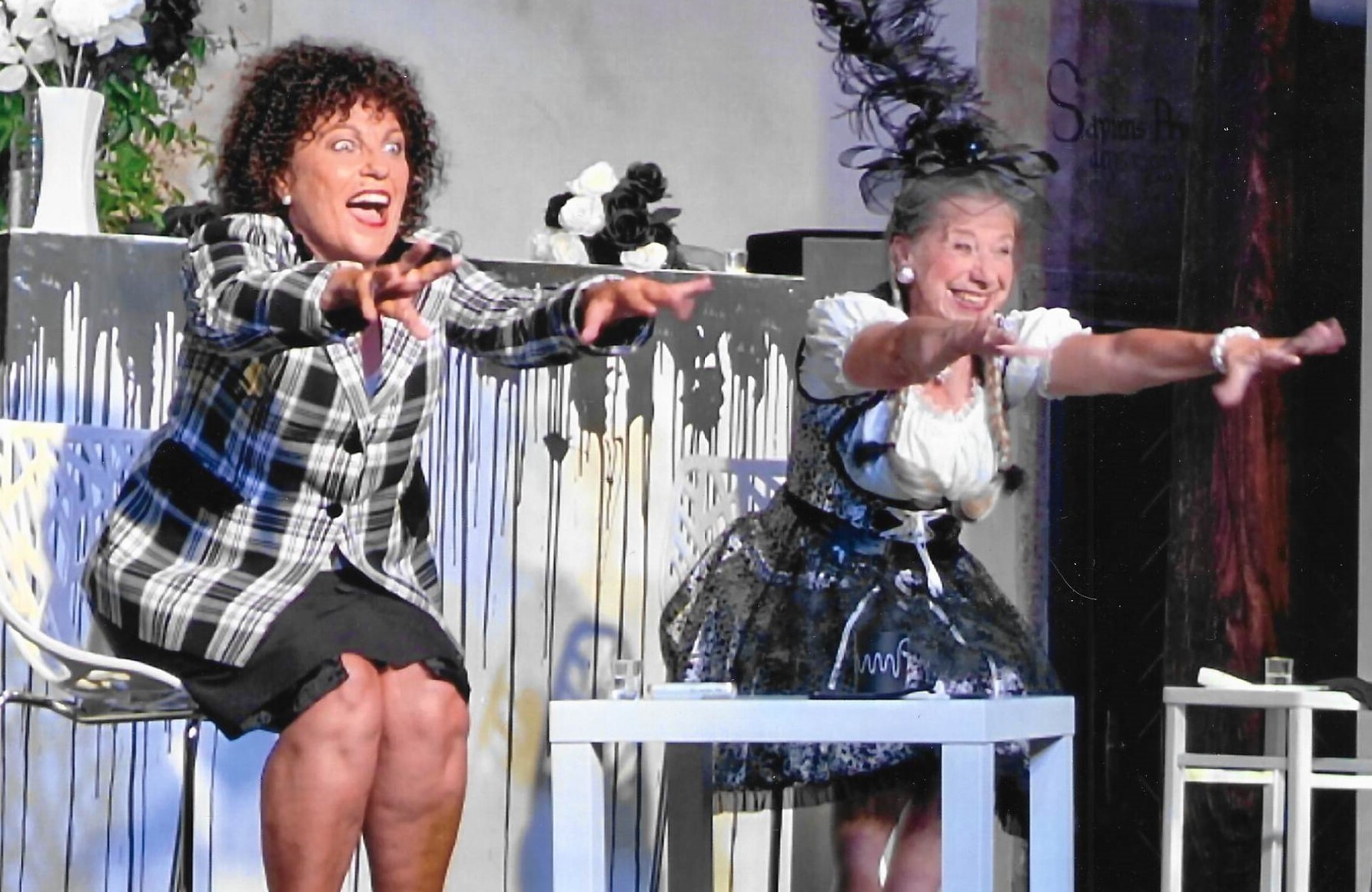 Lorli und Edith auf der Bühne.