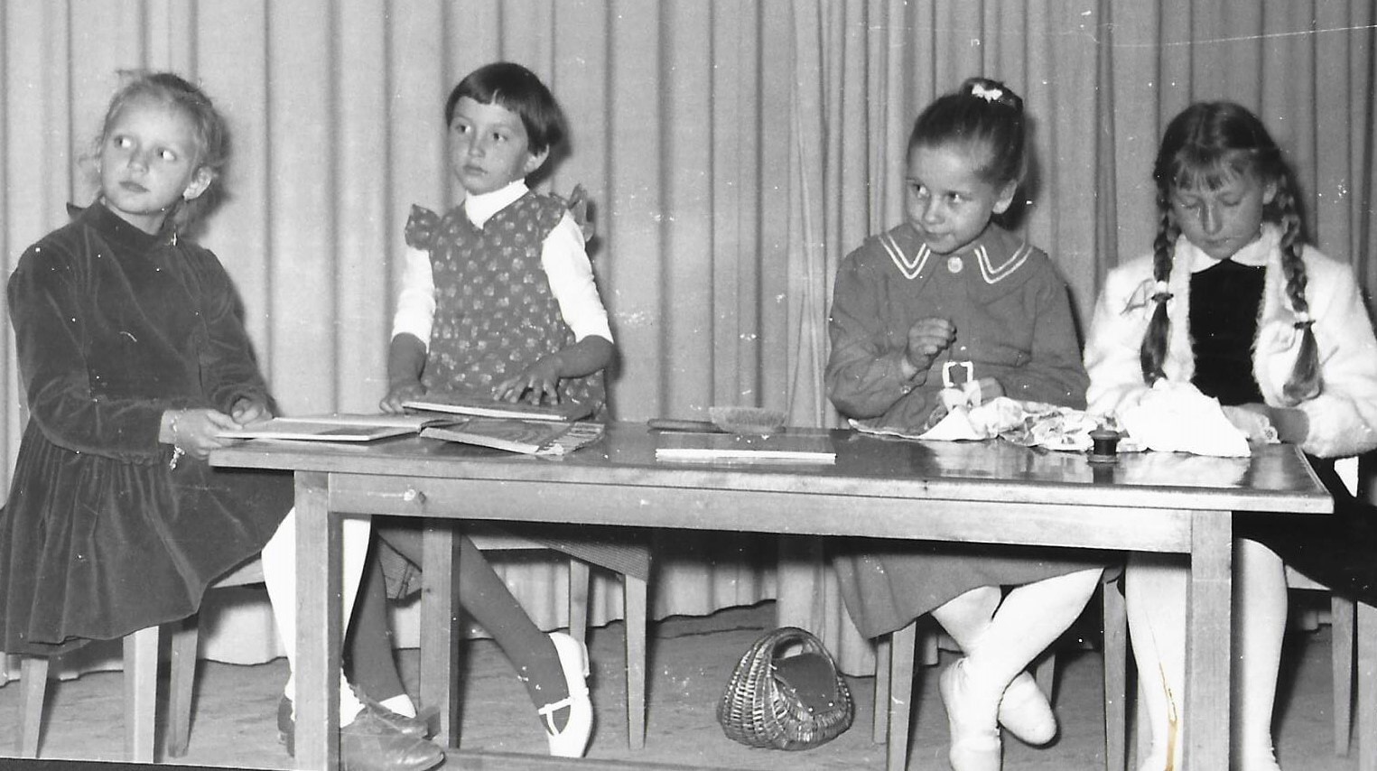 „Wir spielen Theater“ im Kindergarten 1962; Edith ist die Zweite von rechts.
