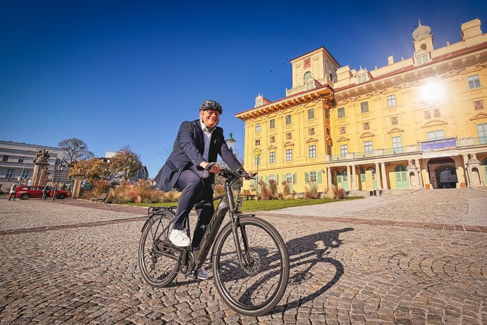 Sportlich unterwegs. Eisenstadts Bürgermeister Thomas Steiner radelt beim Schloss Esterhazy ...