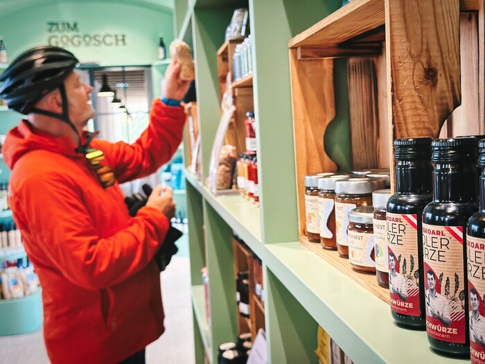 Köstliche regionale Produkte werden hier zum Verkauf angeboten oder man genießt heimische ...