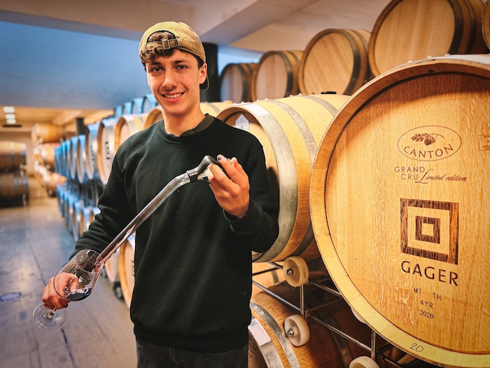 Juniorwinzer Jonas Gager hießt Radfahrer zur Verkostung in Deutschkreutz willkommen.