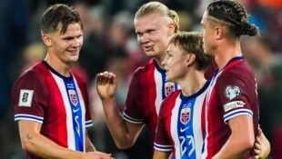 Andreas Schjelderup (2. vo. re.) steht in Norwegen in der Kritik.