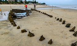 Der Taifun „Kalmaegi“ hat in Vietnam ein jahrhundertealtes Schiffswrack aus Holz freigelegt.