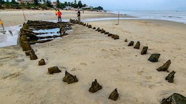 Der Taifun „Kalmaegi“ hat in Vietnam ein jahrhundertealtes Schiffswrack aus Holz freigelegt.