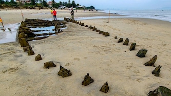 Der Taifun „Kalmaegi“ hat in Vietnam ein jahrhundertealtes Schiffswrack aus Holz freigelegt.