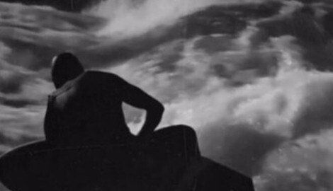 In einer nächtlichen Geheimaktion zeigten die Surfer der noch ratlosen Stadt, wie man die ...