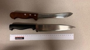 Die Polizei konnte bei dem Mann zwei Messer sicherstellen. 