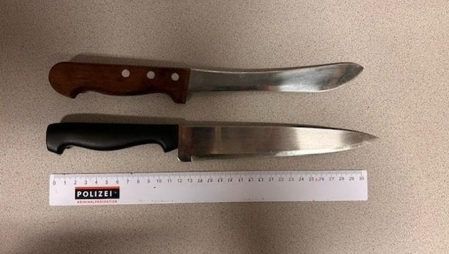 Die Polizei konnte bei dem Mann zwei Messer sicherstellen. 