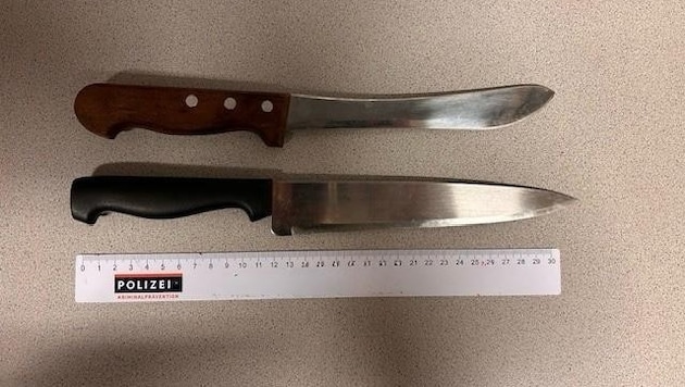 Die Polizei konnte bei dem Mann zwei Messer sicherstellen.