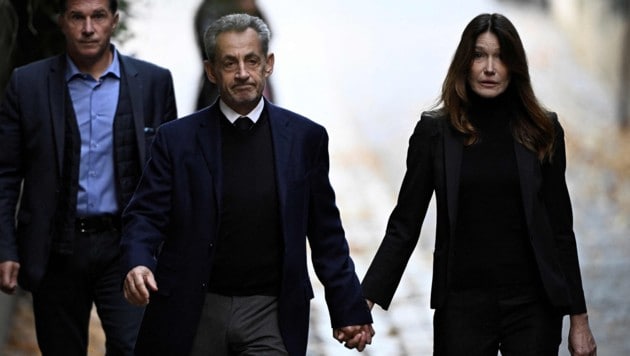 Der frühere französische Präsident Nicolas Sarkozy mit seiner Ehefrau Carla Bruni (rechts) vor ...