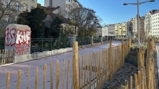 Graffitis und Schmierereien, wohin man blickt. Hier toben nicht Kinder herum, sondern treiben ...