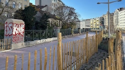 Graffitis und Schmierereien, wohin man blickt. Hier toben nicht Kinder herum, sondern treiben ...