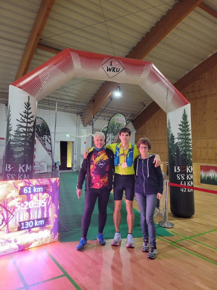 Andreas Bauernfeind im Ziel mit Mama Heide und Papa Erwin.