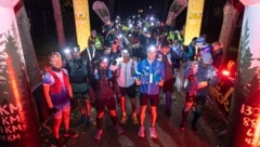 Beim Start des 130 Kilometer-Laufs vom Rundumadum Wien trugen alle Teilnehmer eine Stirnlampe.