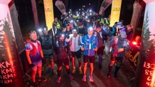 Beim Start des 130 Kilometer-Laufs vom Rundumadum Wien trugen alle Teilnehmer eine Stirnlampe.