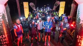 Beim Start des 130 Kilometer-Laufs vom Rundumadum Wien trugen alle Teilnehmer eine Stirnlampe.