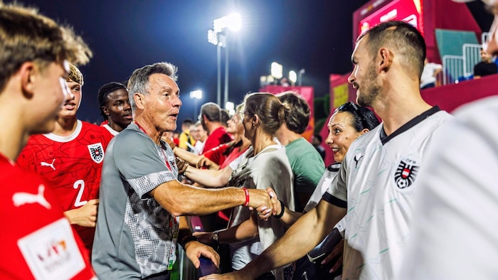 U17-Trainer Hermann Stadler (mitte)