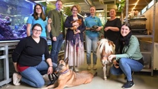 Lehrgangsleiterin Silvia Brandstätter mit Schülerinnen Sarah und Melanie sowie Direktor Stefan ...