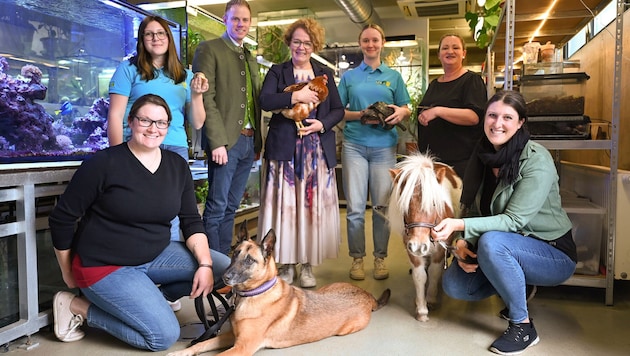 Lehrgangsleiterin Silvia Brandstätter mit Schülerinnen Sarah und Melanie sowie Direktor Stefan ...