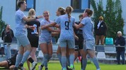 Die FC Pinzgau Frauen jubeln über eine starke Herbstsaison.