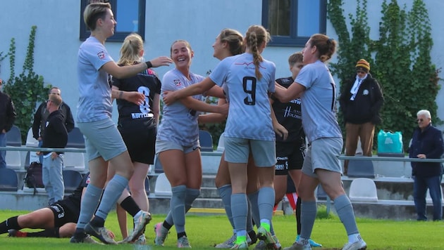 Die FC Pinzgau Frauen jubeln über eine starke Herbstsaison.