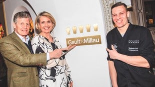 Die Herausgeber Karl (li.) und Martina Hohenlohe mit dem prämierten Koch Benjamin Parth.