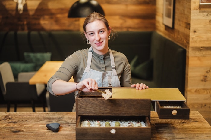 Julia Knoll wurde zur „Gault&Millau Patissière des Jahres 2026“ gekürt. „Am liebsten lasse ich ...