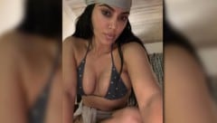 Kim Kardashian zeigt sich auf Instagram mal wieder im knappen Bikini und in sexy Posen.