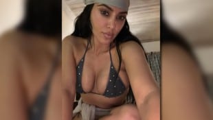 Kim Kardashian zeigt sich auf Instagram mal wieder im knappen Bikini und in sexy Posen.