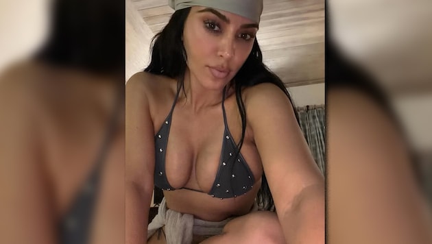 Kim Kardashian zeigt sich auf Instagram mal wieder im knappen Bikini und in sexy Posen.