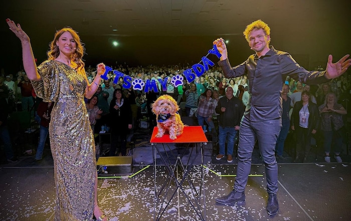 Geburtstagsauftritt von „Mr. Koni Hundini“