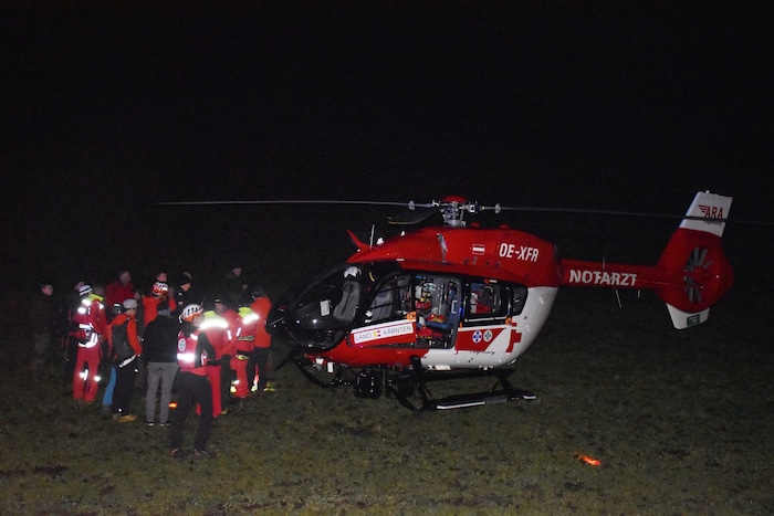 In Ginzling leuchteten die Bergretter einen Landeplatz für den Notarztheli aus.